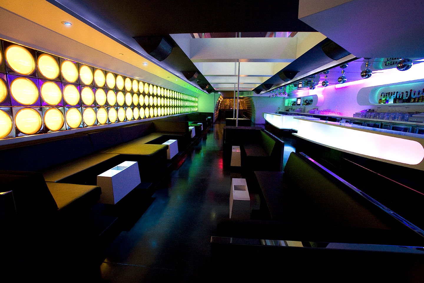 Radio Lounge DIX30 — design intérieur bar et club à Brossard